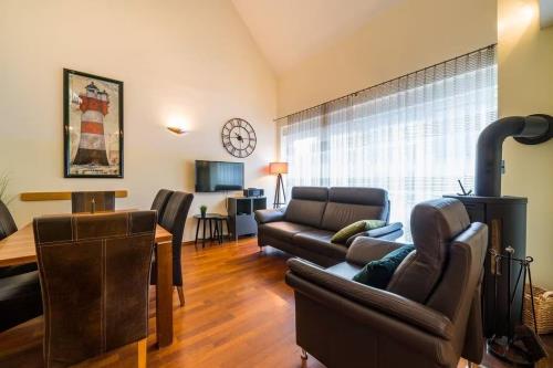 Borkum Ferienwohnung Strandjuwel - Wohnbereich mit Kamin