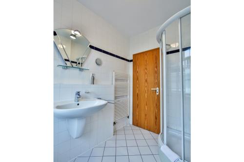 Borkum Ferienwohnung Swantje / Haus Leuchtturmkieker - Badezimmer mit Runddusche