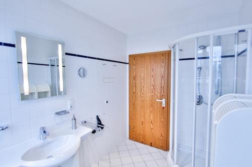 Borkum Ferienwohnung Trientje / Haus Leuchtturmkieker - Badezimmer mit Dusche