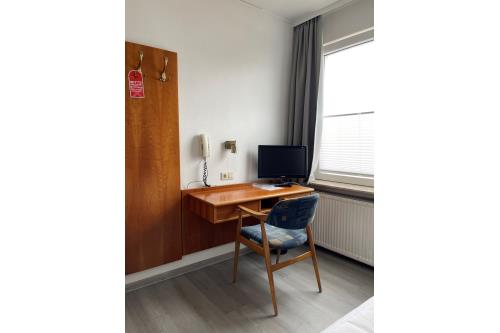 Borkum Hotel Haus Passat - Einzelzimmer 06 EG - Schreibtisch + Garderobe