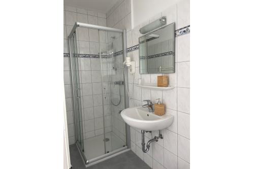 Borkum Hotel Haus Passat - Einzelzimmer 06 EG - Bad