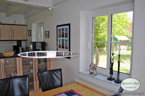 Langeoog Ferienhaus Achter&#39;t Hus - 1 - Essplatz mit Blick in den Garten