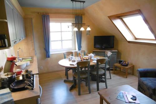 Langeoog Ferienwohnung Appartementhaus Birkenhof - C/203 - App C Küchenzeile mit Essplatz