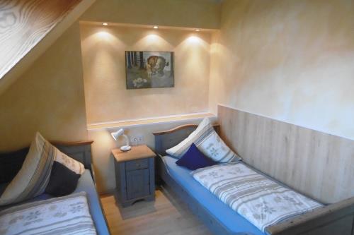Langeoog Ferienwohnung Appartementhaus Birkenhof - C/203 - App C Schlafzimmer mit  Einzelbetten