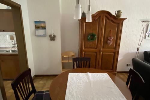 Langeoog Ferienhaus Haus Bornefeld - Essbereich zwischen Küchen und Sitzecke