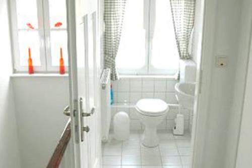 Langeoog Ferienhaus Der Sanddornhof - 1 - Separates WC in der 1.Etage