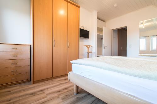 Langeoog Ferienhaus Ferienwohnanlage Ahlering - Am Wall - Am Wall Haus 3 - Schlafzimmer mit Doppelbett