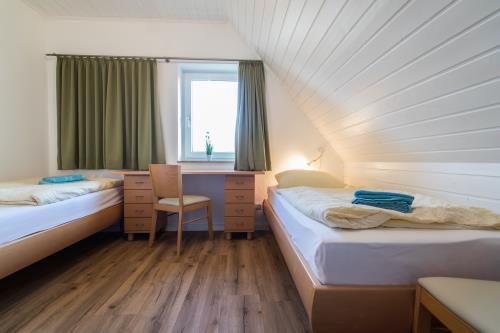 Langeoog Ferienhaus Ferienwohnanlage Ahlering - Am Wall - Am Wall Haus 3 - Schlafzimmer mit 2 Einzelbetten