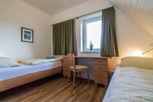 Langeoog Ferienhaus Ferienwohnanlage Ahlering - Am Wall - Am Wall Haus 3 - Schlafzimmer mit 2 Einzelbetten
