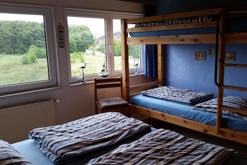 Langeoog Ferienwohnung Lachmöwe inkl. Saisonstrandkorb - Schlafzimmer mit Doppel-/Etagenbett