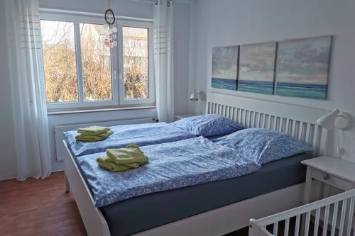Langeoog Ferienwohnungen Fritz-Reuter-Straße - Parterre - Schlafzimmer 2  Doppelbett & Kinderbett