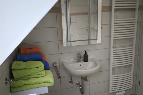 Langeoog Ferienwohnung Haus Dinkla - Wohnung oben - Badezimmer mit Viel Stauraum und Dusche