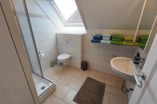 Langeoog Ferienwohnung Haus Dinkla - Wohnung oben - Badezimmer mit Dusche und Tageslicht