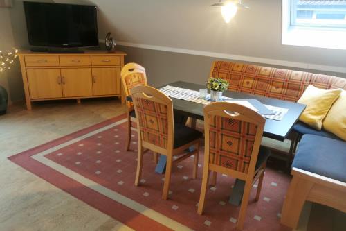 Langeoog Ferienwohnung Haus Dinkla - Wohnung oben - Gemütliche Essecke großer TV