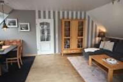 Langeoog Ferienwohnung Haus Dinkla - Wohnung oben - Wohn.-Esszimer mit Zugang zum Balkon