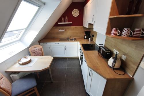 Langeoog Ferienwohnung Haus Dinkla - Wohnung oben - Küche mit Backofen und Spülmaschine