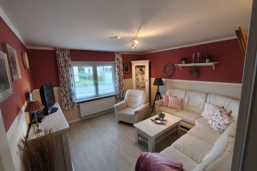 Langeoog Ferienwohnung Haus Dinkla - Wohnung unten - Große Couch im Wohnraum