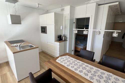 Langeoog Ferienwohnungen Kiebitzweg - N8koje - Küche mit Essplatz