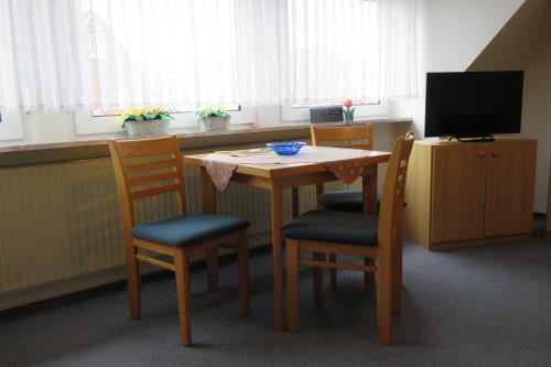 Langeoog Ferienwohnungen Lauerwald - App. - Esstisch & TV