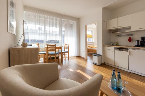 Langeoog Ferienwohnungen Müller - App. 2 - Wohnen, Essen, Küche