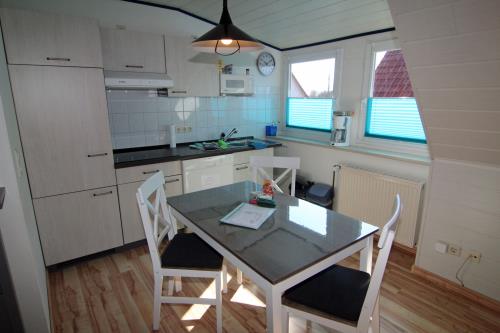 Langeoog Ferienwohnung Achter&#39;t Dörp - 3 - Küchenbereich i.d. Wohnküche 