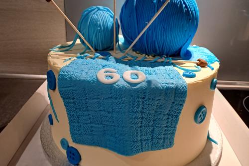 Langeoog Ferienwohnung Achter't Dörp - Torte mit Strickmaterial und Gestricktem
