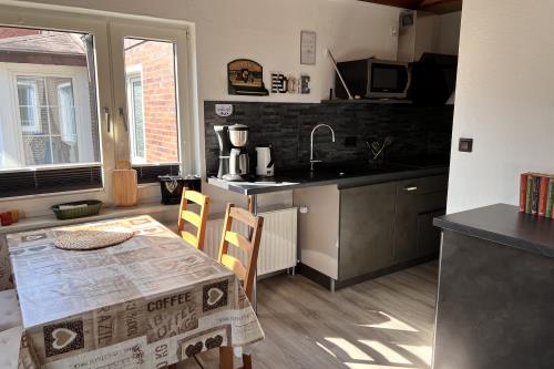 Langeoog Ferienwohnung Haus Strandnelke - Eiderente - Küche und Essbereich