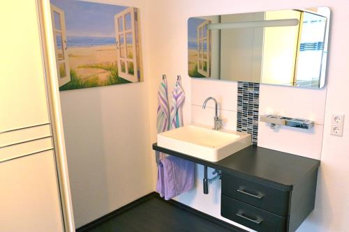 Langeoog Ferienwohnung Haus Wilken - Backbord - Schlafzimmer 2 mit Waschplatz