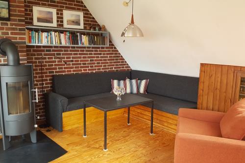 Langeoog Ferienhaus Haus Brölsch - Hinterhaus - Kaminecke - Holz ist vorhanden