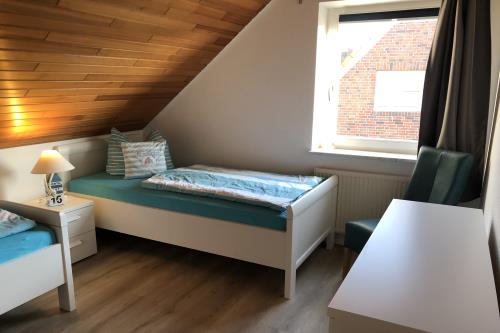 Langeoog Ferienwohnung Haus Dünenrose-Sanddornweg - Dünenrose2 - Schlafzimmer zwei Einzelbetten