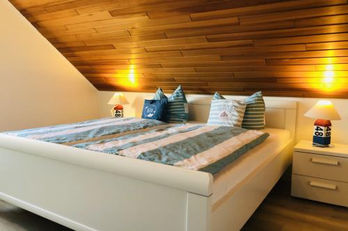 Langeoog Ferienwohnung Haus Dünenrose-Sanddornweg - Dünenrose2 - Schlafzimmer mit Doppelbett