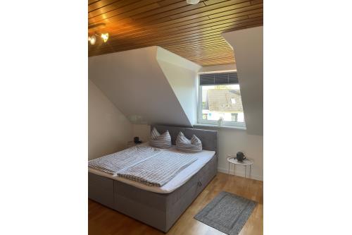 Langeoog Ferienwohnung Haus Dünenrose-Sanddornweg - Dünenrose3 - Schlafzimmer mit Doppelbett 