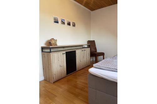 Langeoog Ferienwohnung Haus Dünenrose-Sanddornweg - Dünenrose3 - Kommode Schlafzimmer 