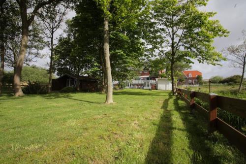 Langeoog Ferienwohnung Haus Windjammer - Blick aus dem Garten zum Haus