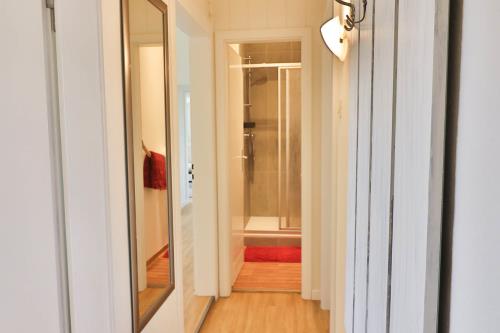 Langeoog Ferienwohnung Haus am Wind / am Strand - 3 - Flur und Dusche