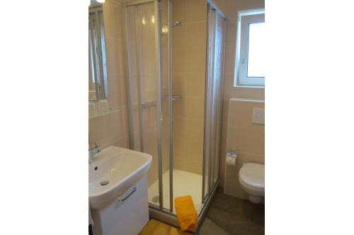 Langeoog Ferienwohnung Haus am Wind / am Strand - 5 - Bad im warmen Desgin