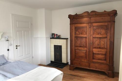 Langeoog Ferienhaus HeerenHuus - Schlafzimmer mit Doppel - und Babybett