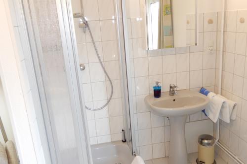 Langeoog Ferienwohnung Im Hasenwinkel - Sturmmöwe - Sturmmöwe Dusche/Waschtisch