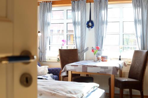 Langeoog Ferienwohnung Insulanerhaus Lüttje Pad 1 Solten Wind  - H 03 - Blick in den Wohn-Schlafraum