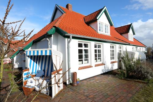 Langeoog Ferienwohnung Insulanerhaus Lüttje Pad 1 Solten Wind  - H 03 - Terrasse mit Strandkorb