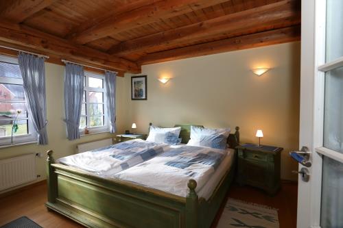 Langeoog Ferienwohnung Insulanerhaus Lüttje Pad 1 Solten Wind  - M 02 - Schlafzimmer 1