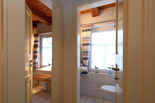 Langeoog Ferienwohnung Insulanerhaus Lüttje Pad 1 Solten Wind  - V 01 - Badezimmer plus separates WC