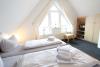 Langeoog Ferienhaus Karkpolder Residenz Haus 3 - Schlafzimmer 1 mit Sicht zum Schrank TV