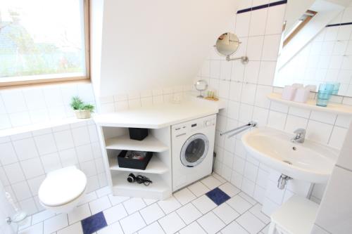 Langeoog Ferienhaus Karkpolder Residenz Haus 3 - Badezimmer mit Waschmaschine