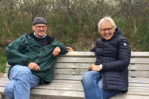 Langeoog Ferienhaus Karkpolder Residenz Haus 3 - Bild Familie Holgreafe sitzt auf Bank