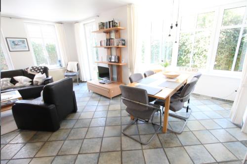 Langeoog Ferienhaus Karkpolder Residenz Haus 3 - Ansicht Wohnzimmer und Essecke mit Tisch