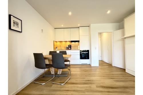 Langeoog Ferienwohnung Kiebitzregenpfeifer - Moderne Küchenzeile mit Esstisch