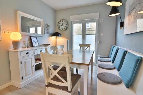 Langeoog Ferienwohnung Vermietung am Meer – Langeooger Viermaster - Blaues Segel - Essbereich