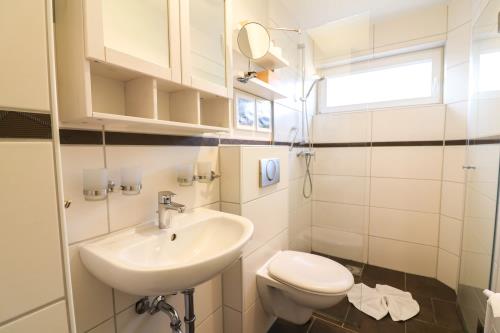 Langeoog Ferienwohnung Vermietung am Meer – Langeooger Viermaster - Blaues Segel - Badezimmer