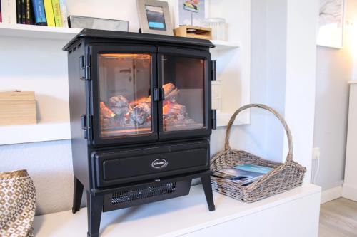 Langeoog Ferienwohnung Vermietung am Meer – Langeooger Viermaster - Blaues Segel - Kaminofen